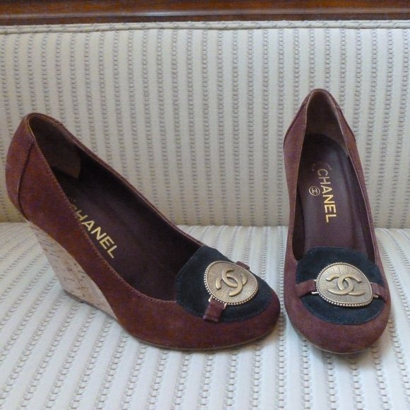 Chanel CC Logo Coin Suede Wedge Pumps - Picture 4 of 9